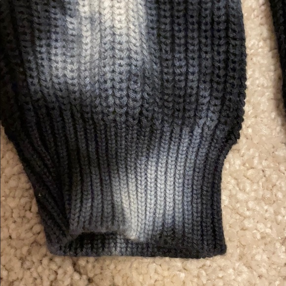 NWOT V-neck navy tie dye sweater size M - Picture 9 of 11